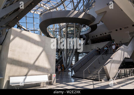 Innere Struktur der Zusammenfluss Museum, Science Center und das Museum für Anthropologie, das im Jahr 2014 eröffnete, Lyon, Frankreich Stockfoto