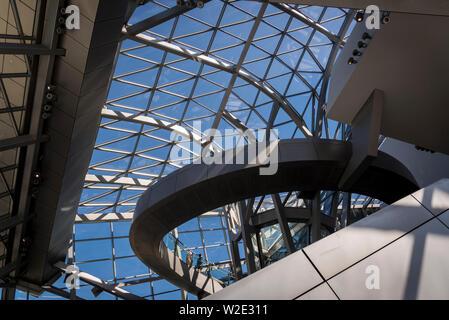 Innere Struktur der Zusammenfluss Museum, Science Center und das Museum für Anthropologie, das im Jahr 2014 eröffnete, Lyon, Frankreich Stockfoto