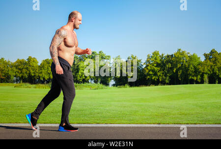 Fitness gesunder Lebensstil Konzept mit männlichen Athleten Trail Runner. Stockfoto