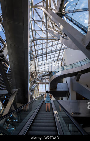 Person auf der Rolltreppe, Zusammenfluss Museum, Science Center und das Museum für Anthropologie, das im Jahr 2014 eröffnete, Lyon, Frankreich Stockfoto