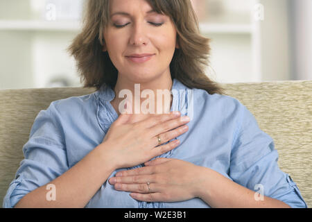 Frau selbst Reiki übertragen Energie durch Palmen, eine Art von Energie-Medizin zu praktizieren. Stockfoto