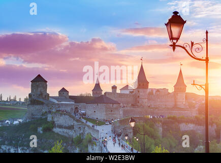 Kamyanets-Podilsky, Ukraine - 26. Mai 2014: Blick auf das Schloss in Kamjanez-podilskyj am Abend. Die Ukraine Stockfoto