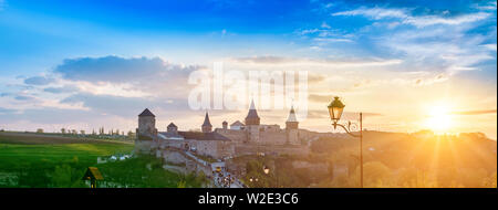 Kamyanets-Podilsky, Ukraine - 26. Mai 2014: Blick auf das Schloss in Kamjanez-podilskyj am Abend. Die Ukraine Stockfoto