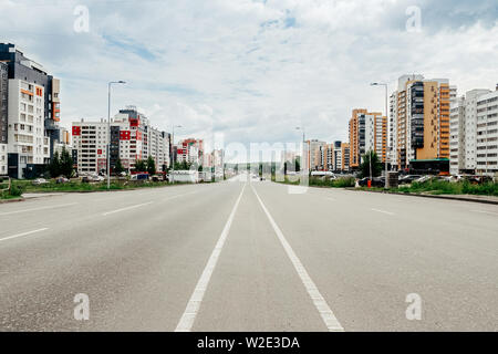 Straßen der Stadt mit Hochhäusern, Parkplatz und blauer Himmel Stockfoto