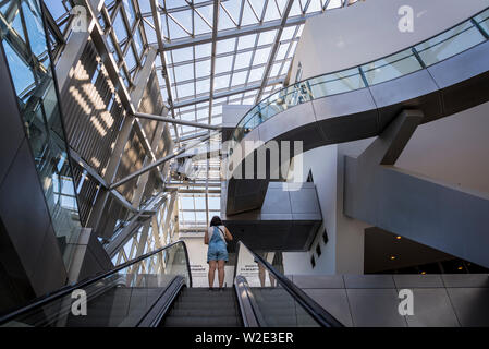 Person auf der Rolltreppe, Zusammenfluss Museum, Science Center und das Museum für Anthropologie, das im Jahr 2014 eröffnete, Lyon, Frankreich Stockfoto