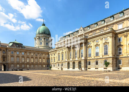 Der Königliche Palast in Budapest, Ungarn ab der Löwen Hof gesehen Stockfoto