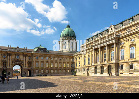 Der Königliche Palast in Budapest, Ungarn ab der Löwen Hof gesehen Stockfoto