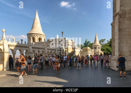 Touristen in der Fischerbastei in Budapest, Ungarn an einem sonnigen Sommertag Stockfoto