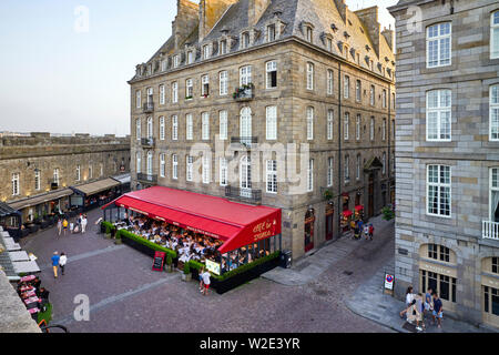 Auf Cafés innerhalb der Mauern in St Malo, Bretagne, Frankreich Stockfoto