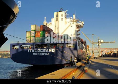 Lissabon, Portugal - 10. Juni 2008: Das containerschiff ital Oceano (IMO 9300984) an liscont Container Terminal am Fluss Tejo kurz nach arr Anker Stockfoto