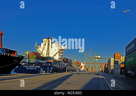 Lissabon, Portugal - 10. Juni 2008: Das containerschiff ital Oceano (IMO 9300984) an liscont Container Terminal am Fluss Tejo kurz nach arr Anker Stockfoto