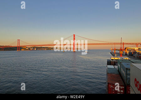 Lissabon, Portugal - 10. Juni 2008: Ansicht von einem Containerschiff in Lissabon liscont Container Terminal auf den Fluss Tejo liegt und die Brücke "25 de Abril" Stockfoto