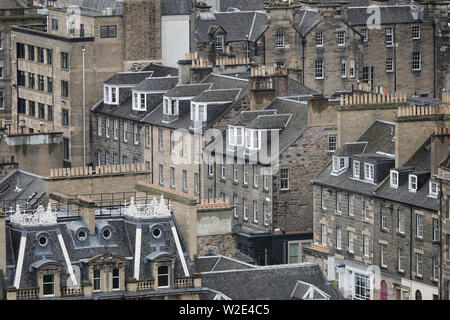 Dächer von alten, Sandstein Gebäude in Edinburgh, Schottland werden von einer erhöhten Ansicht während des Tages dargestellt. Stockfoto