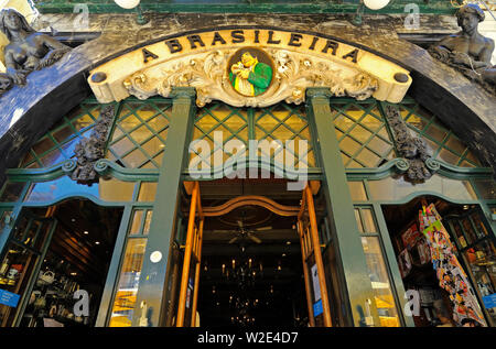 Lissabon, Portugal, 11. Juni 2008: Eingang Cafe al Brasileira mit einem ambundance der dekorativen Elemente Stockfoto