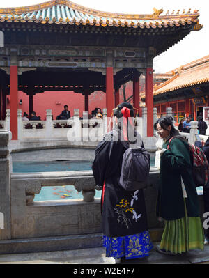 Peking, China, 30. März 2019: Frauen in traditionellen Kimono in einem Tempel in der Verbotenen Stadt in Peking. Stockfoto