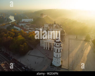 Luftaufnahme der Cathedral Square, dem Hauptplatz der Altstadt von Vilnius, eine zentrale Position im öffentlichen Leben in der Stadt, und es ist an der Kreuzung der c Stockfoto