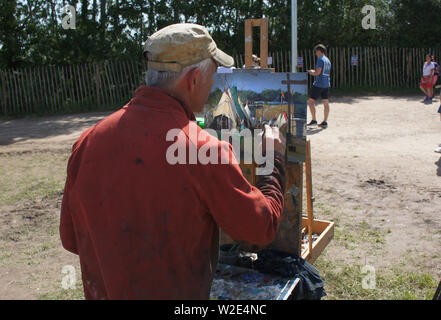 Künstler Malerei an Glastonbury Festival 2019 Stockfoto