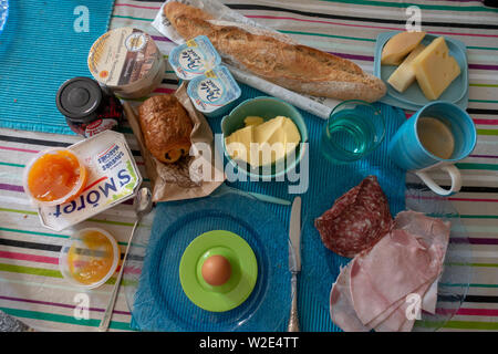 Blick von oben der vielen Frühstück essen am Tisch Frühstück festgelegten Einstellung Stockfoto