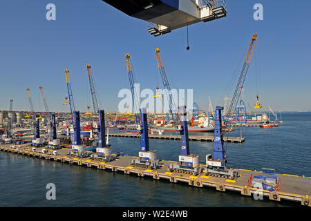 Ambarli Hafen Istanbul, Türkei - 28 Juni, 2012: Eine Reihe von Gottwald Krane auf einem Pier von ambarli Port Stockfoto