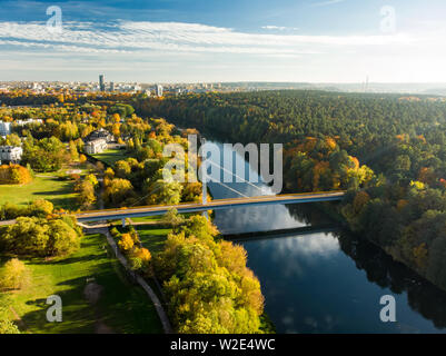 Schöne Antenne Landschaft von Neris Fluss schlängelt sich durch Vilnius City. Malerische litauische Stadtbild. Stockfoto