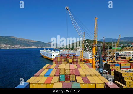 Gemlik port, Türkei - 29. Juni 2012: cargo handling Operations bei gemlik Port im Marmarameer Stockfoto