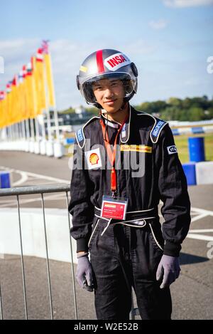 Weybridge, (London), Surrey, Großbritannien, Juli 2nd, 2019: Shell Eco-marathon. Auto 22-Team PROTO INSA CLUB - der Pilot nach einer Probefahrt posieren. 35 offi Stockfoto