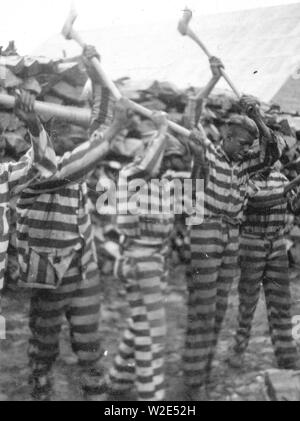 Afrikanische amerikanische Sträflinge arbeiten mit Achsen und Gesang in Holzplatz, Reed Camp, South Carolina Ca. 1934 Stockfoto