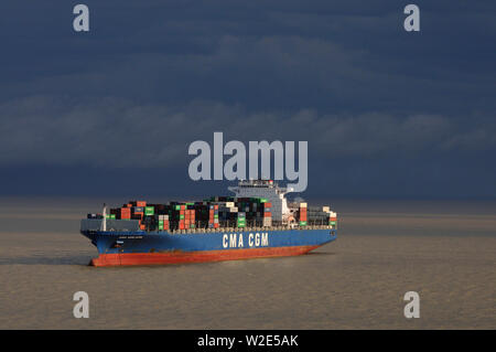 Buenos Aires Anchorage, agentina - Januar 23, 2014: Der 8748-TEU-Containerschiff CMA CGM Hugo (IMO 9286231) Warte in Anchorage am Rio de la Plata Stockfoto