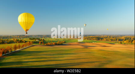 Bunten Heißluftballon über Wälder rund um Vilnius City an sonnigen Herbst Abend fliegen. Vilnius ist eine der wenigen europäischen Hauptstädten, wo Stockfoto