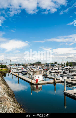 Blick auf die Marina am Thea Foss Wasserstraße in der Nähe des Museum für Glas in Tacoma, Washington. Stockfoto