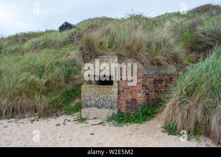 Weltkrieg zwei Bunker auf der Northumberland Küste, in der Nähe von Dunstanburgh Castle. Stockfoto