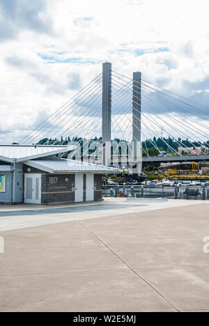 Blick auf die 21. Straße Brücke von der Marina in der Nähe des Museum für Glas in Tacoma, Washington. Stockfoto