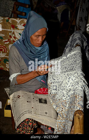 Yogyakarta, di in Yogyakarta/Indonesien - 10. November 2015: eine Frau mit Wachs Muster auf Gewebe in einer Batikfabrik Stockfoto