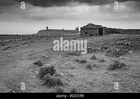 Weltkrieg zwei Pilllbox mit Dunstanburgh Castle in der Ferne, Northumberland, Großbritannien Stockfoto