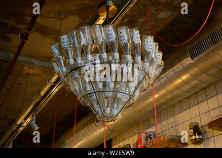 Rotterdam Zuid Holland/Niederlande - Oktober 24, 2016: eine Lampe aus Leer Heinz Tomato ketchup Flaschen in einem Hamburger Restaurant Stockfoto