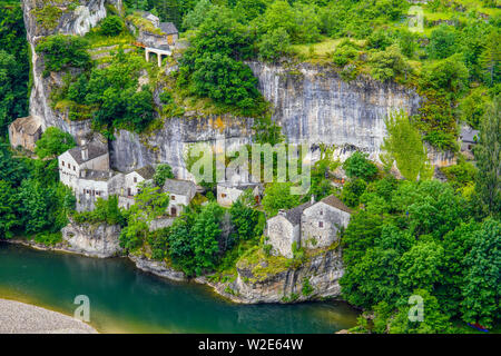 Chateau und verlassenen Dorfes Castelbouc durch den Fluss Tarn, Gemeinde Gorges du Tarn, Departement Lozère, Royal, Frankreich. Stockfoto