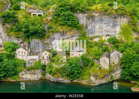 Chateau und verlassenen Dorfes Castelbouc durch den Fluss Tarn, Gemeinde Gorges du Tarn, Departement Lozère, Royal, Frankreich. Stockfoto