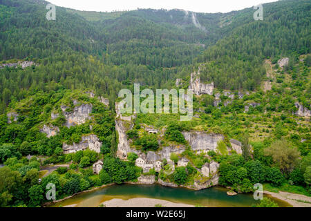 Chateau und verlassenen Dorfes Castelbouc durch den Fluss Tarn, Gemeinde Gorges du Tarn, Departement Lozère, Royal, Frankreich. Stockfoto