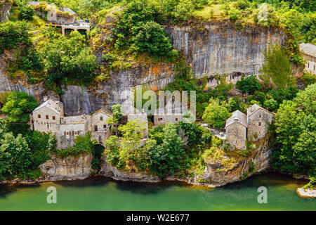 Verlassene Dorf Castelbouc durch den Fluss Tarn, Gemeinde Gorges du Tarn, Departement Lozère, Royal, Frankreich. Stockfoto