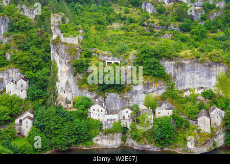 Chateau und verlassenen Dorfes Castelbouc durch den Fluss Tarn, Gemeinde Gorges du Tarn, Departement Lozère, Royal, Frankreich. Stockfoto