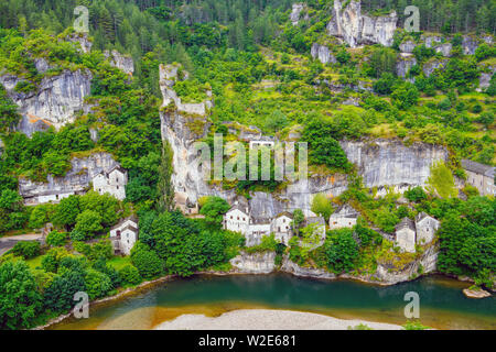 Chateau und verlassenen Dorfes Castelbouc durch den Fluss Tarn, Gemeinde Gorges du Tarn, Departement Lozère, Royal, Frankreich. Stockfoto