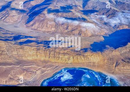 Den äußeren Rand der Tso Kar, Teil der Leh-Manali Hwy., die durch die weitere Ebenen, und die Berge des Zanskar Spektrum der inneren Himalaja, Indien. Stockfoto