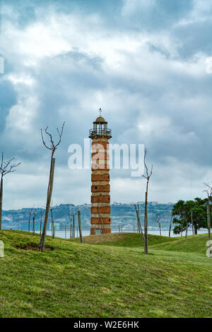 Brick geringelten Leuchtturm in einem angelegten Garten am Fluss Tejo, Belém, Lissabon, Portugal, Europa. Stockfoto