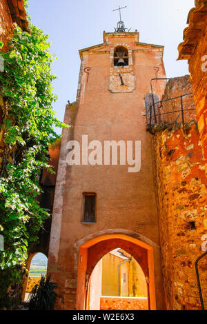 Clock Tower im malerischen Dorf Roussillon, Vaucluse, Provence, Frankreich. Stockfoto