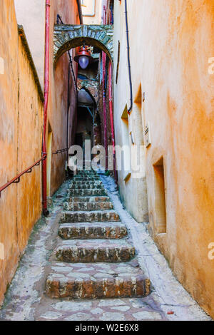 Straßen von Roussillon im malerischen Dorf Roussillon, Vaucluse, Provence, Frankreich. Stockfoto