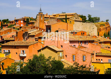 Das malerische Dorf Roussillon liegt im Herzen der größten ockerfarbenen Vorkommen der Welt, Luberon, Provence, Frankreich. Stockfoto