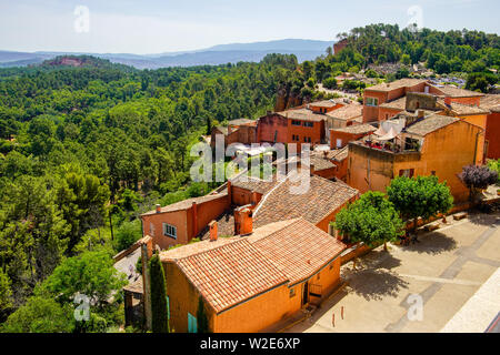 Das malerische Dorf Roussillon liegt im Herzen der größten ockerfarbenen Vorkommen der Welt im Luberon, Provence, Frankreich. Stockfoto