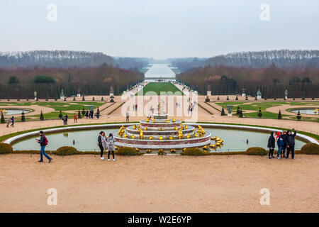 Versailles, Frankreich - 19.01.2019: Schloss und Park Ensemble in Frankreich. Königliches Schloss mit wunderschönen Gärten und Brunnen im Winter. Reisen. Stockfoto