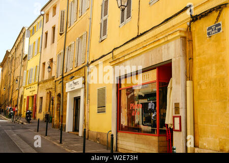 Rue Marie Curie (Straße) Aix-en-Provence. Aix ist eine Stadt und Gemeinde im Süden von Frankreich. Stockfoto