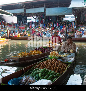 Bangkok, Thailand - Januar 2010: Bang Nam Phueng schwimmenden Markt Stockfoto